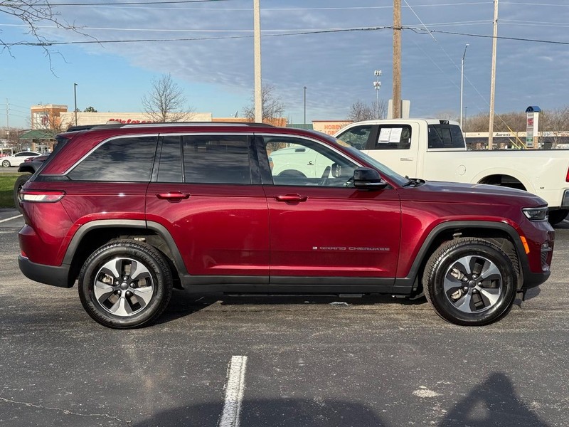 Jeep Grand Cherokee 4xe Vehicle Full-screen Gallery Image 2