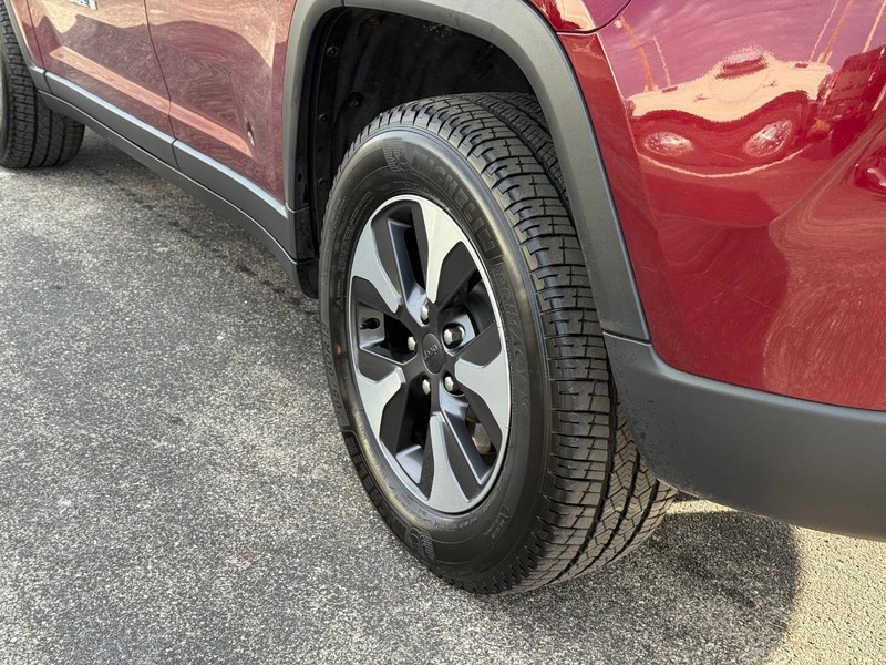 Jeep Grand Cherokee 4xe Vehicle Full-screen Gallery Image 6