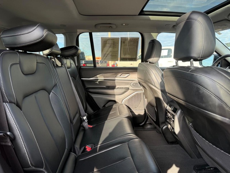 Jeep Grand Cherokee 4xe Vehicle Full-screen Gallery Image 11