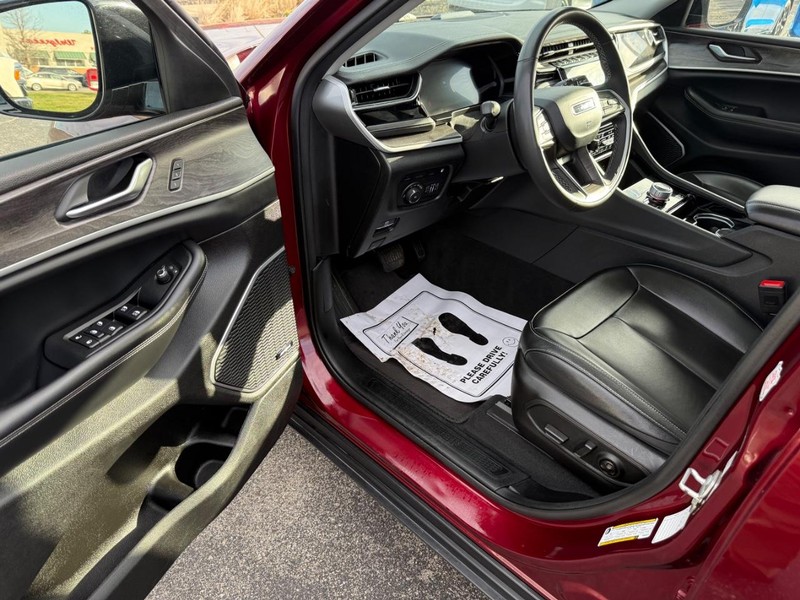 Jeep Grand Cherokee 4xe Vehicle Full-screen Gallery Image 18