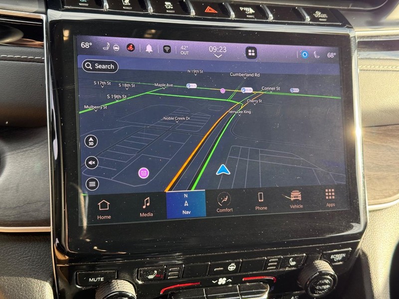 Jeep Grand Cherokee 4xe Vehicle Full-screen Gallery Image 25