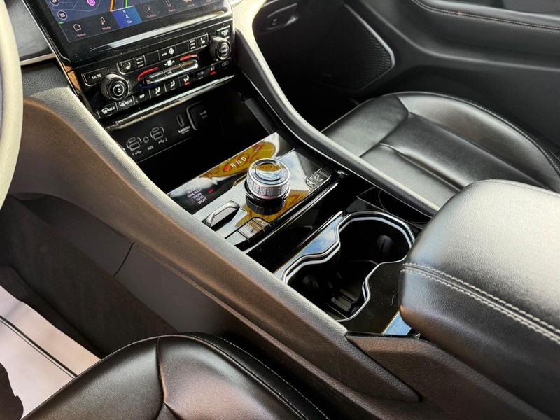 Jeep Grand Cherokee 4xe Vehicle Full-screen Gallery Image 28