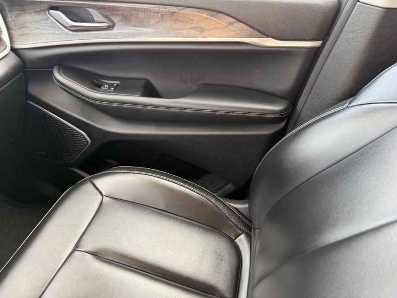 Jeep Grand Cherokee 4xe Vehicle Full-screen Gallery Image 29