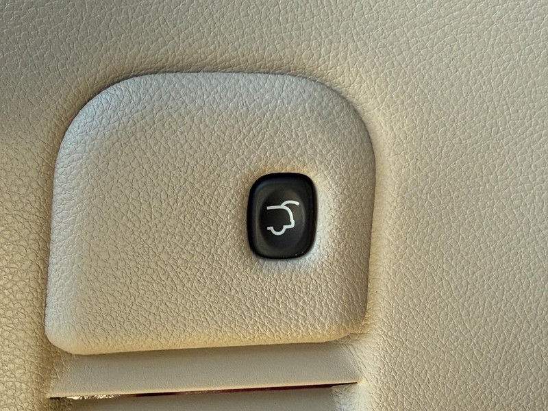 Jeep Grand Cherokee Vehicle Full-screen Gallery Image 8