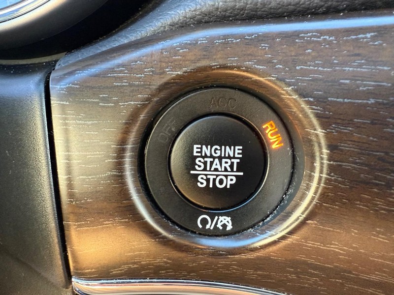 Jeep Grand Cherokee Vehicle Full-screen Gallery Image 23