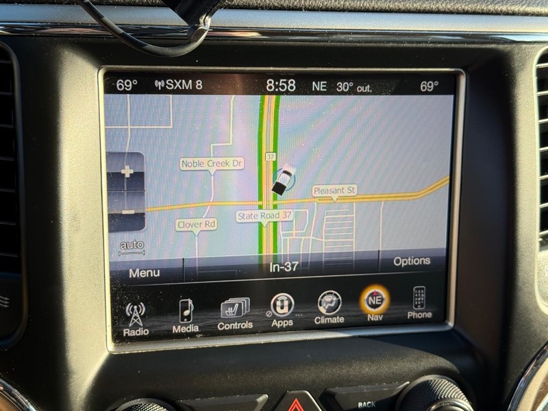 Jeep Grand Cherokee Vehicle Full-screen Gallery Image 24