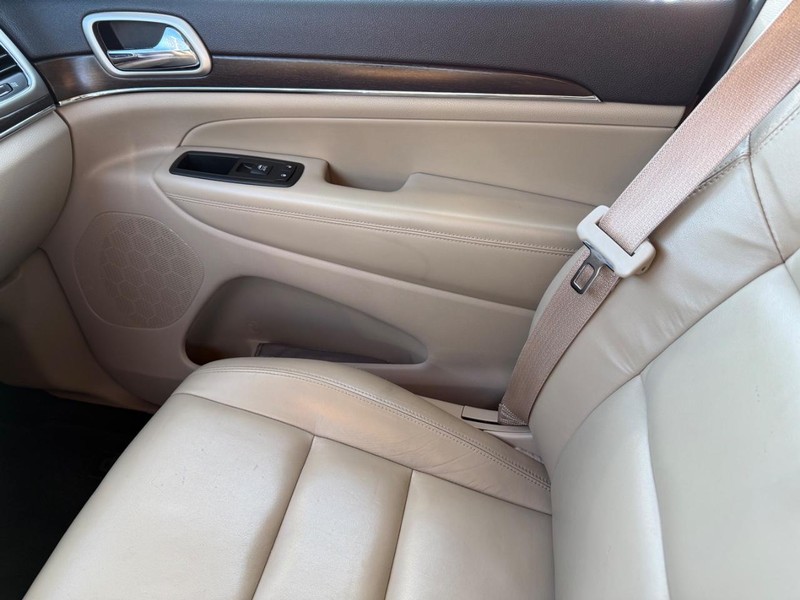 Jeep Grand Cherokee Vehicle Full-screen Gallery Image 29