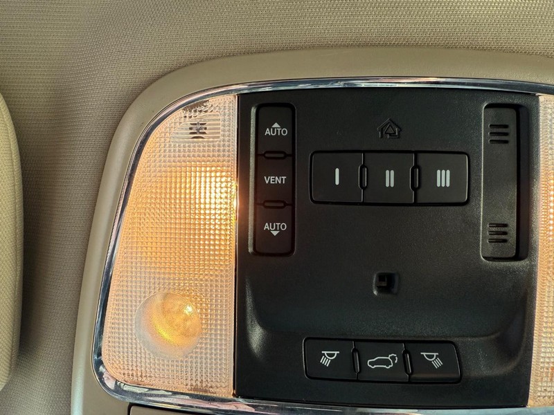 Jeep Grand Cherokee Vehicle Full-screen Gallery Image 30