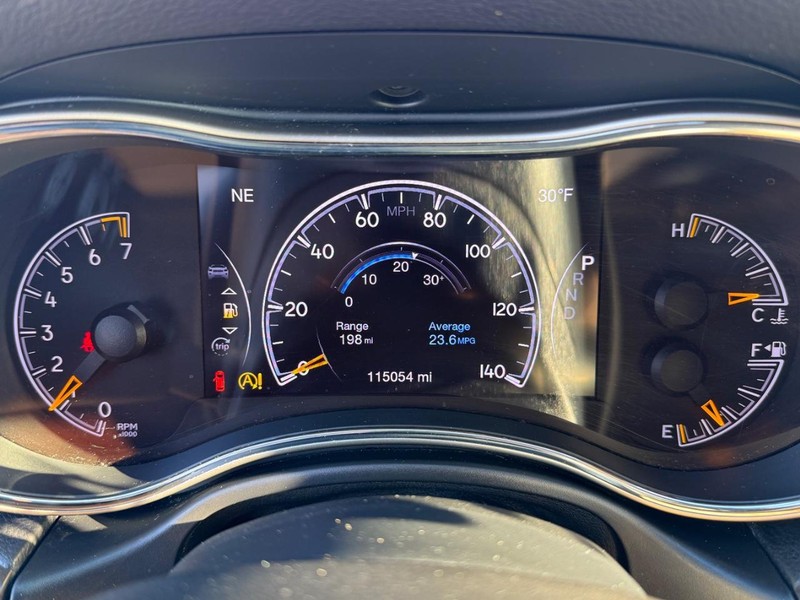 Jeep Grand Cherokee Vehicle Full-screen Gallery Image 31