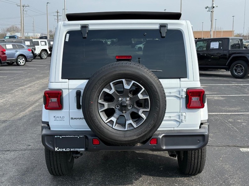 Jeep Wrangler Vehicle Full-screen Gallery Image 4