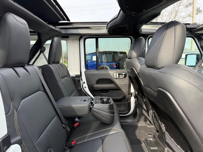 Jeep Wrangler Vehicle Full-screen Gallery Image 10