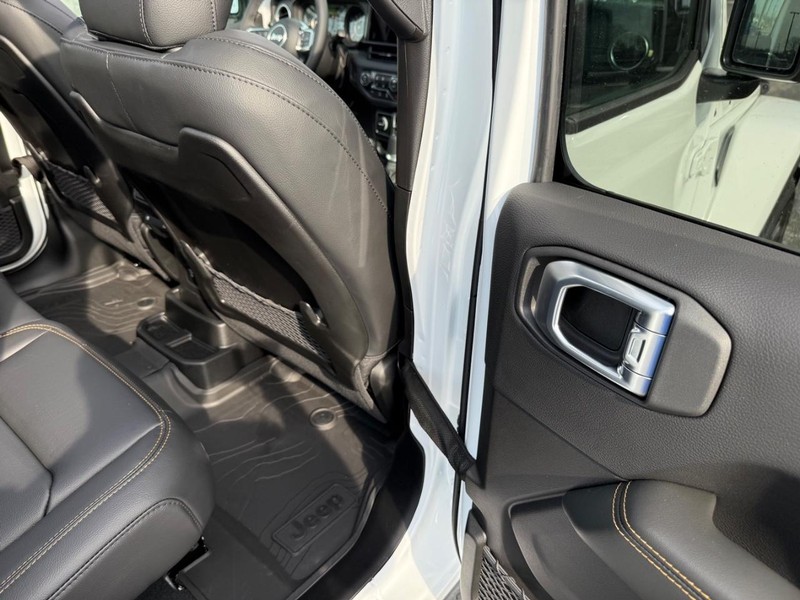 Jeep Wrangler Vehicle Full-screen Gallery Image 11