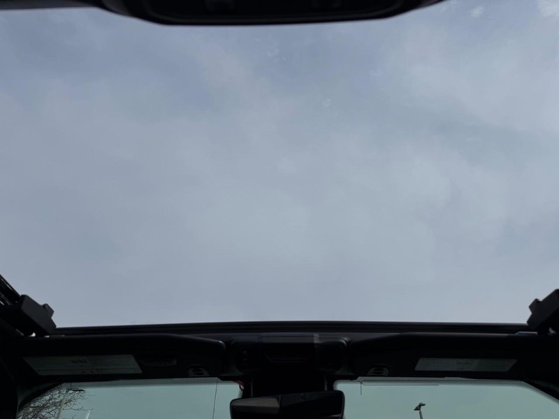 Jeep Wrangler Vehicle Full-screen Gallery Image 12