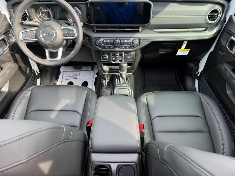 Jeep Wrangler Vehicle Full-screen Gallery Image 13