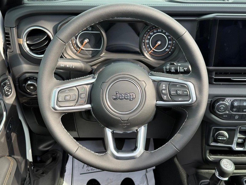 Jeep Wrangler Vehicle Full-screen Gallery Image 14