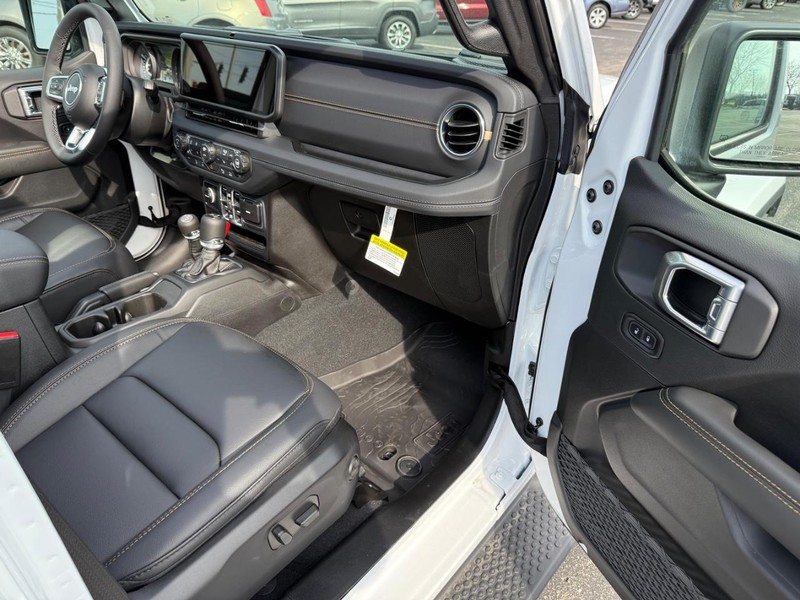 Jeep Wrangler Vehicle Full-screen Gallery Image 15
