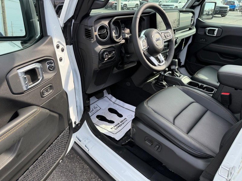 Jeep Wrangler Vehicle Full-screen Gallery Image 17