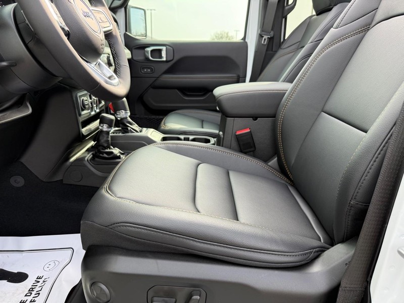 Jeep Wrangler Vehicle Full-screen Gallery Image 18