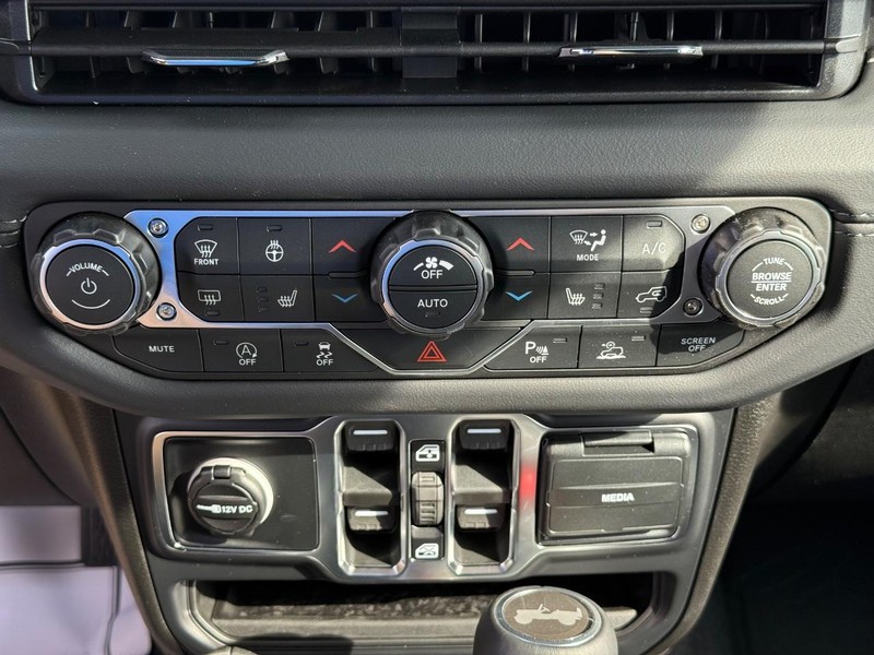 Jeep Wrangler Vehicle Full-screen Gallery Image 26