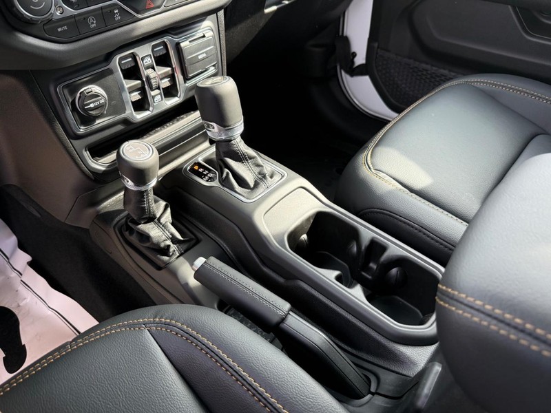 Jeep Wrangler Vehicle Full-screen Gallery Image 27