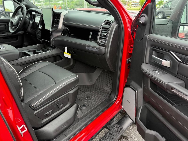 Ram 2500 Vehicle Full-screen Gallery Image 16