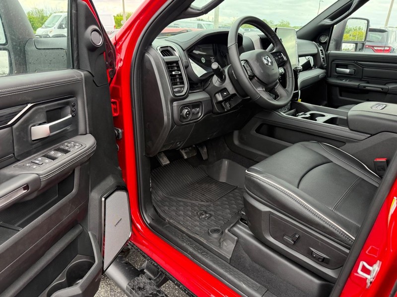 Ram 2500 Vehicle Full-screen Gallery Image 18