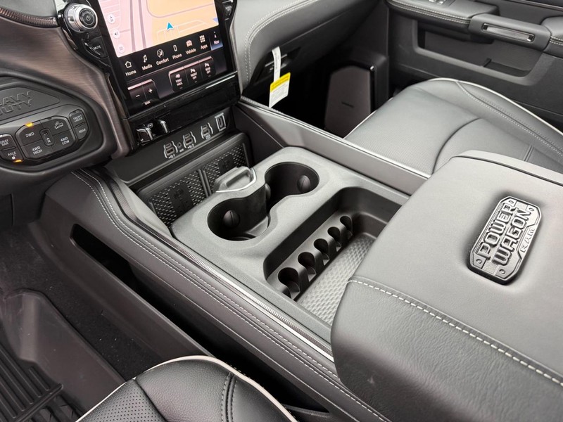 Ram 2500 Vehicle Full-screen Gallery Image 26