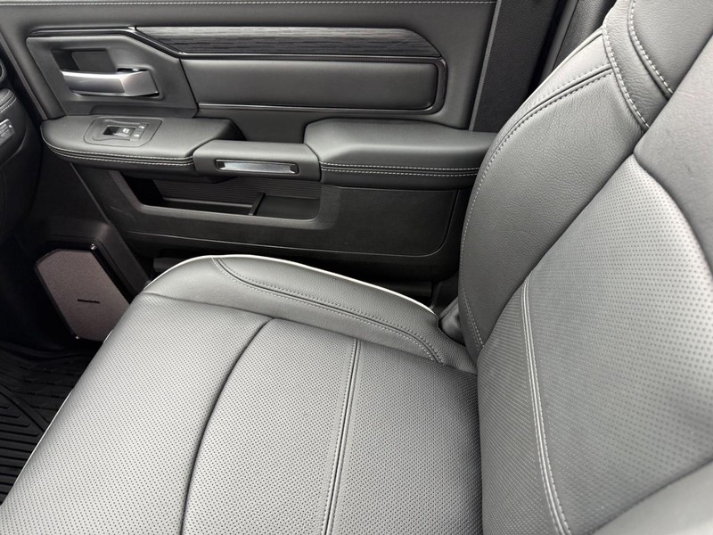 Ram 2500 Vehicle Full-screen Gallery Image 27
