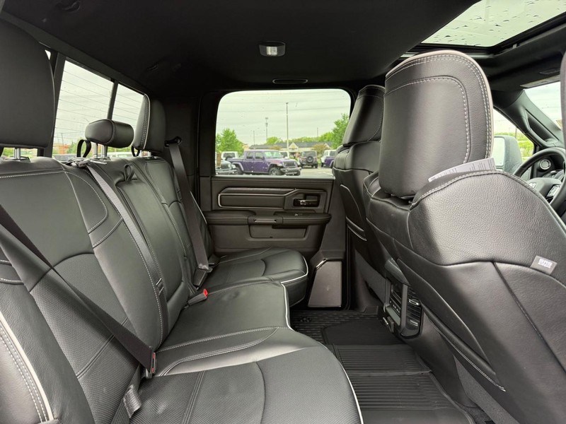Ram 2500 Vehicle Full-screen Gallery Image 11