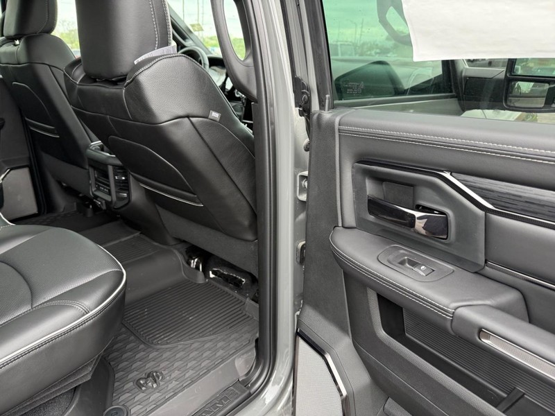 Ram 2500 Vehicle Full-screen Gallery Image 12