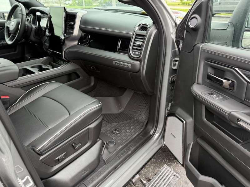Ram 2500 Vehicle Full-screen Gallery Image 16