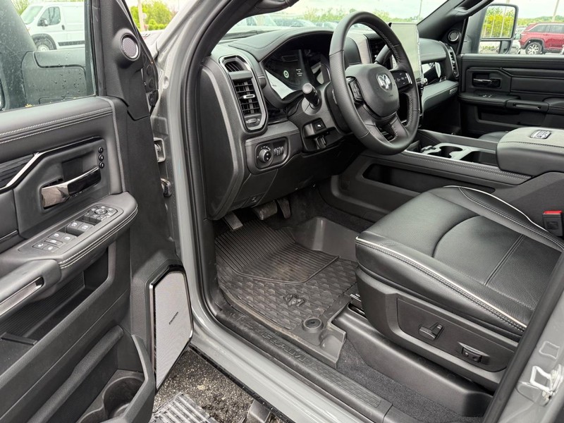 Ram 2500 Vehicle Full-screen Gallery Image 18