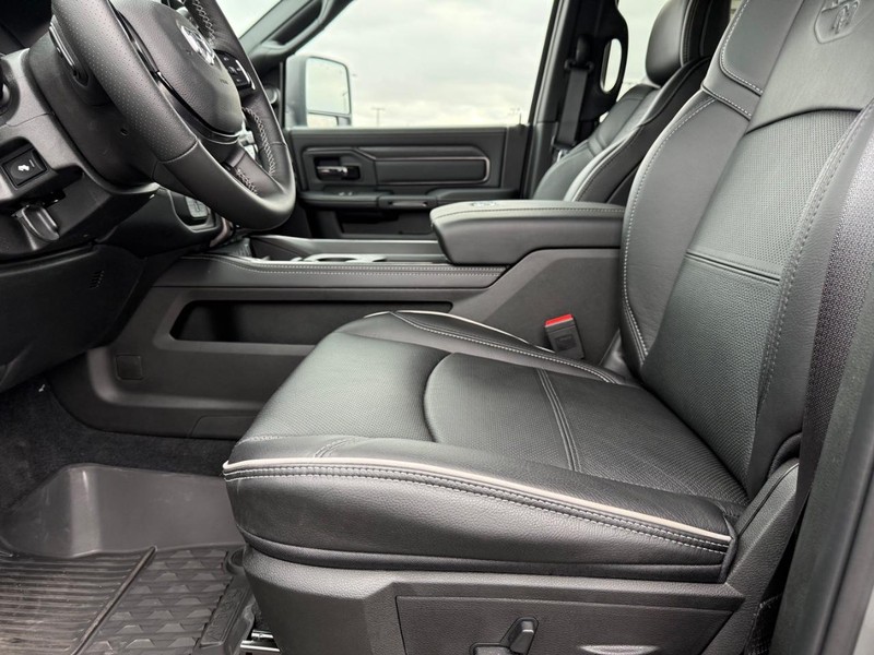Ram 2500 Vehicle Full-screen Gallery Image 19