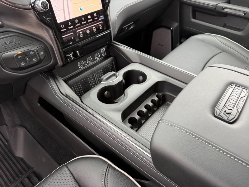 Ram 2500 Vehicle Full-screen Gallery Image 26