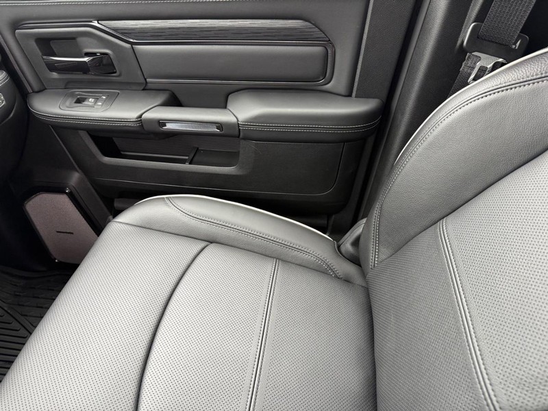 Ram 2500 Vehicle Full-screen Gallery Image 27