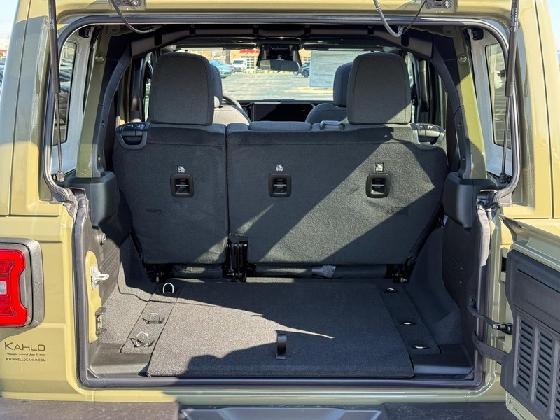 Jeep Wrangler Vehicle Full-screen Gallery Image 7