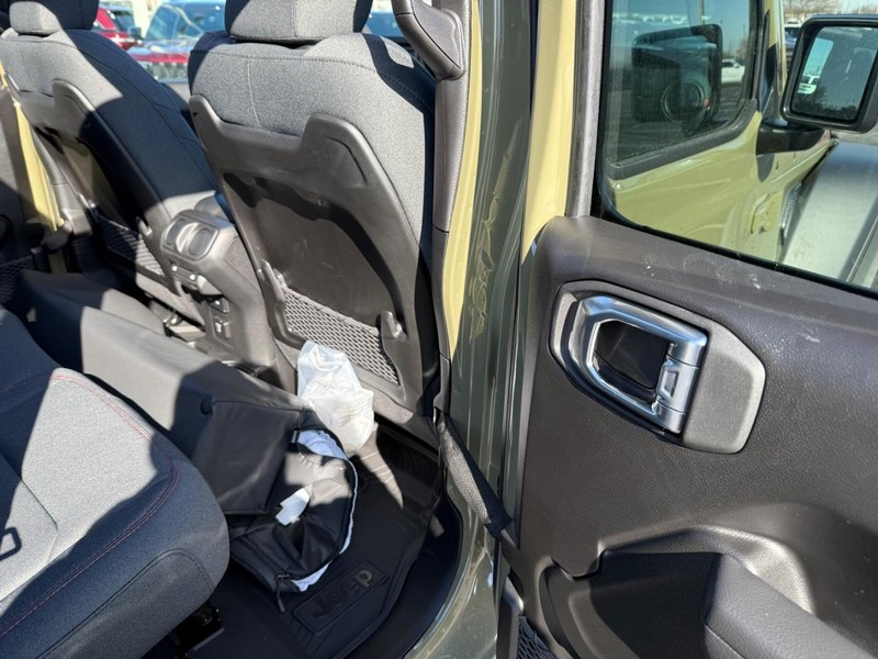 Jeep Wrangler Vehicle Full-screen Gallery Image 11
