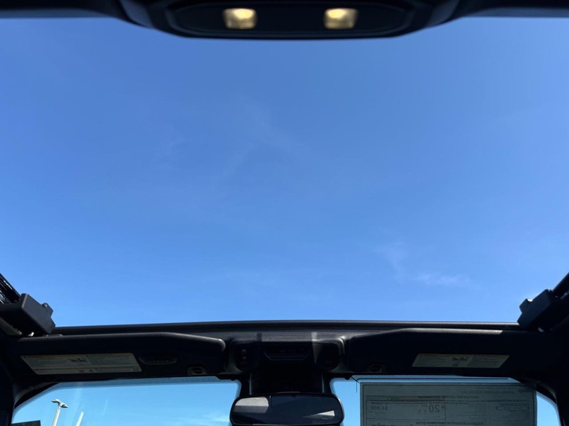 Jeep Wrangler Vehicle Full-screen Gallery Image 12