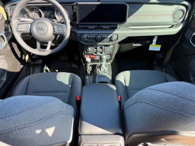 Jeep Wrangler Vehicle Full-screen Gallery Image 13