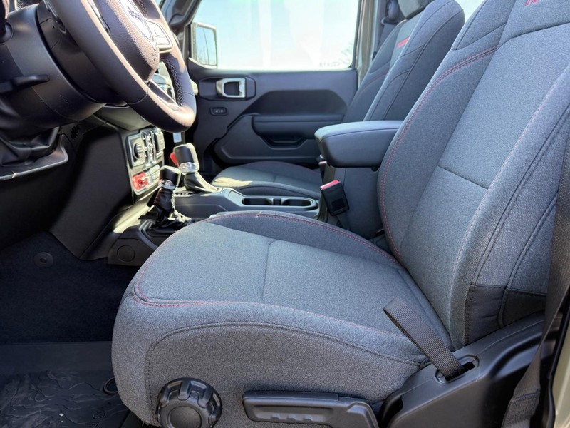 Jeep Wrangler Vehicle Full-screen Gallery Image 18