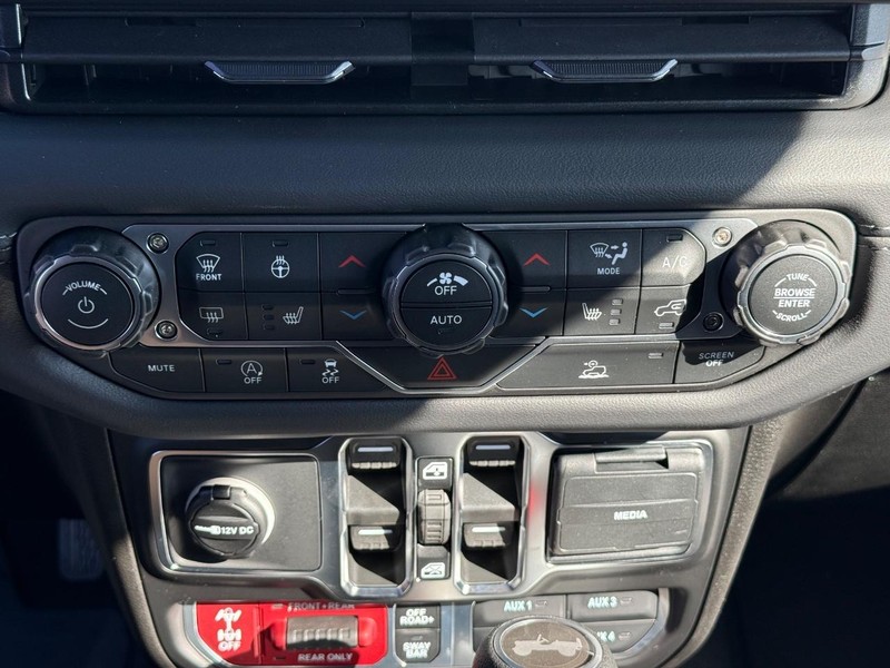 Jeep Wrangler Vehicle Full-screen Gallery Image 26