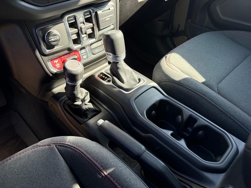 Jeep Wrangler Vehicle Full-screen Gallery Image 27