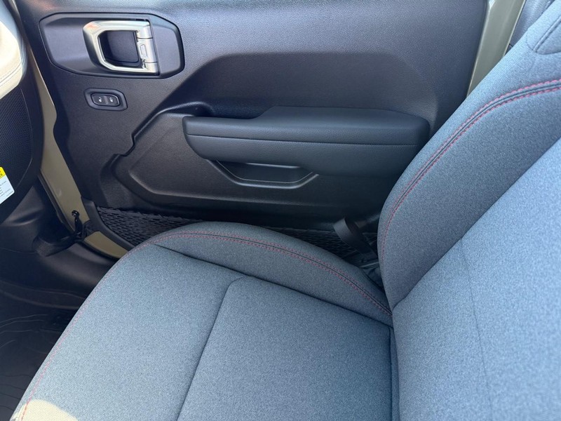Jeep Wrangler Vehicle Full-screen Gallery Image 28