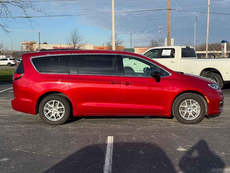 Chrysler Pacifica Vehicle Full-screen Gallery Image 02