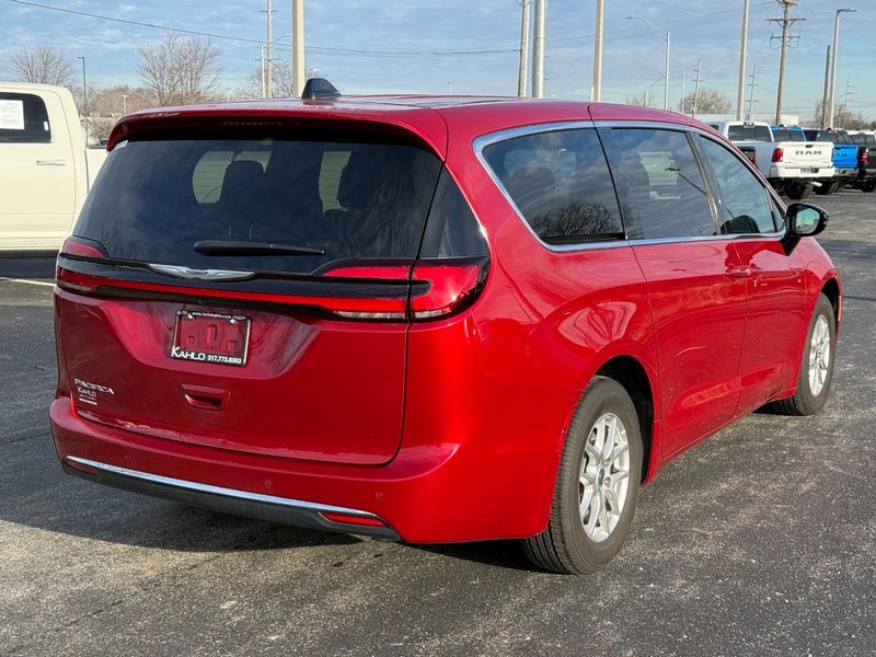 Chrysler Pacifica Vehicle Full-screen Gallery Image 03