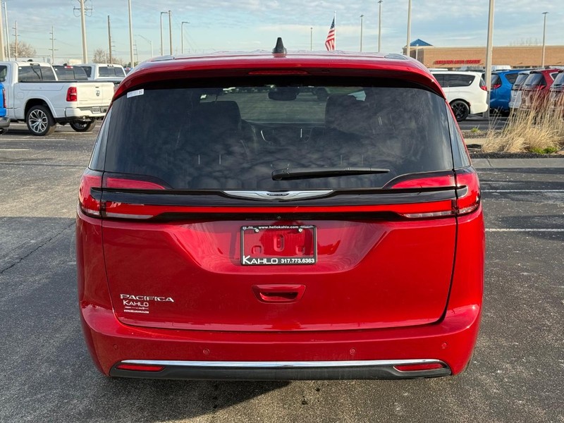 Chrysler Pacifica Vehicle Full-screen Gallery Image 04