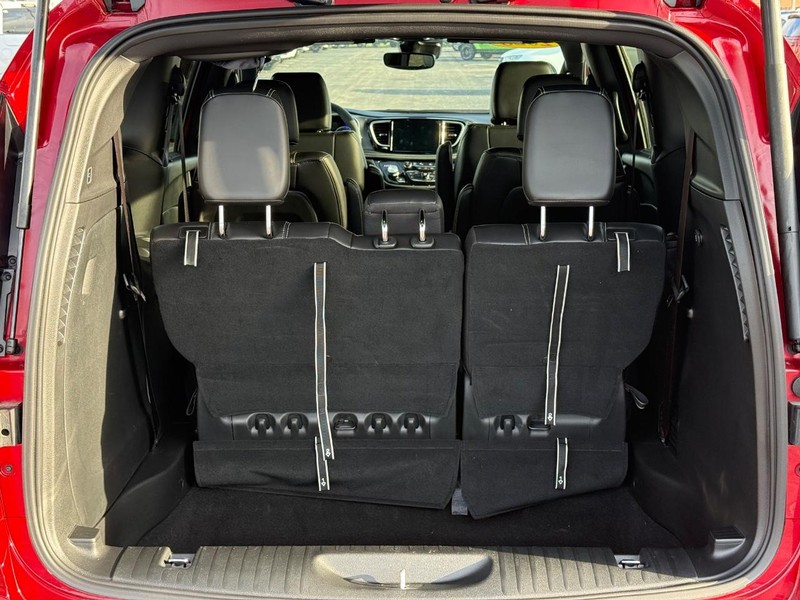 Chrysler Pacifica Vehicle Full-screen Gallery Image 07