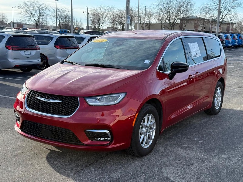 Chrysler Pacifica Vehicle Full-screen Gallery Image 09