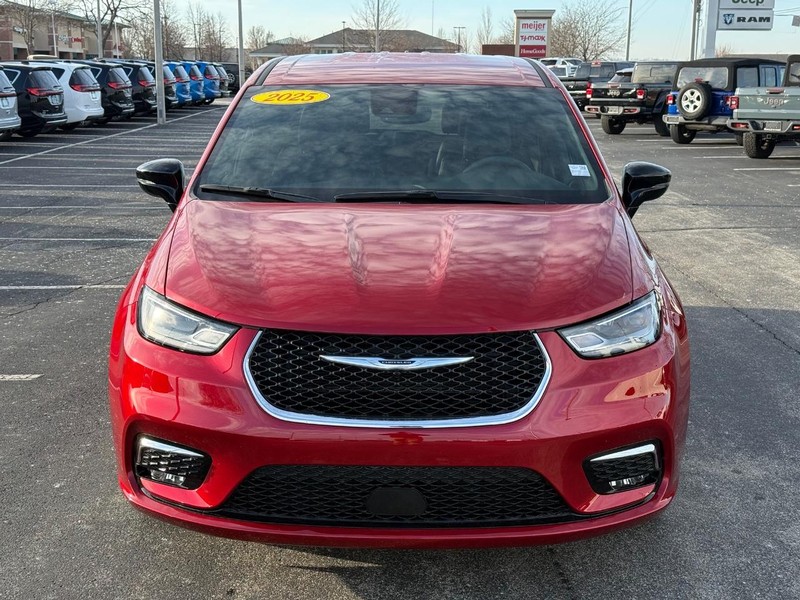 Chrysler Pacifica Vehicle Full-screen Gallery Image 10