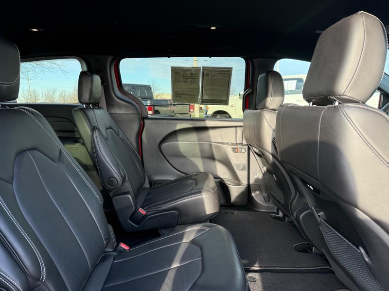 Chrysler Pacifica Vehicle Full-screen Gallery Image 11